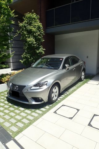 レーヴマニフィック本郷の駐車場
