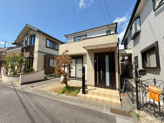 神戸市西区持子１丁目戸建の居間・リビング|掲載写真の一部は、室内イメージをお伝えするために画像補正（荷物の消去等）を行っています。現況を優先してください。