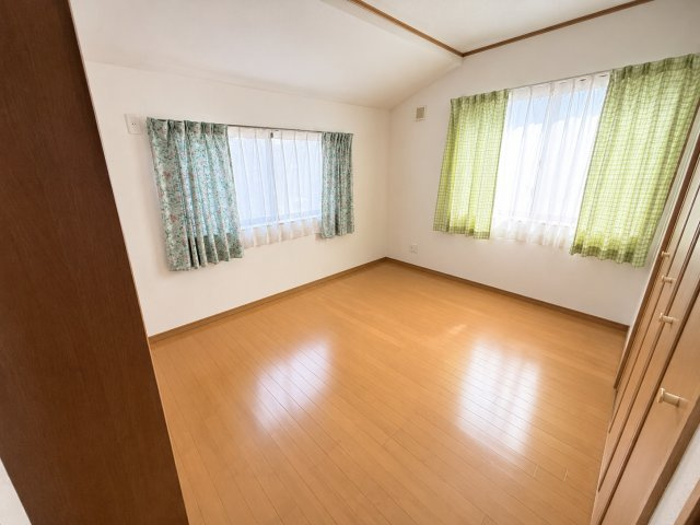 神戸市西区持子１丁目戸建の洋室|掲載写真の一部は、室内イメージをお伝えするために画像補正（荷物の消去等）を行っています。現況を優先してください。