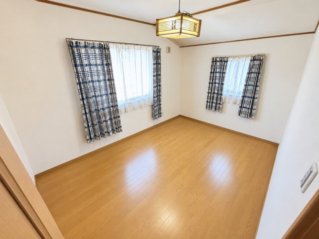 神戸市西区持子１丁目戸建の玄関|掲載写真の一部は、室内イメージをお伝えするために画像補正（荷物の消去等）を行っています。現況を優先してください。