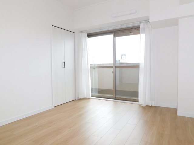 名古屋市瑞穂区山下通５丁目の中古マンションの洋室|◇洋室◇　　南面で明るい洋室約５．７帖　全居室収納完備！　バルコニー利用可♪　（新規リフォーム済）