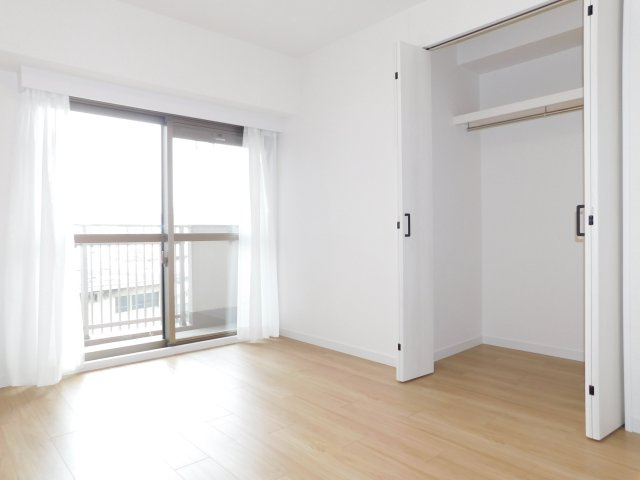 名古屋市瑞穂区山下通５丁目の中古マンションの洋室|◇洋室◇　　南面で明るい洋室約６．０帖　全居室収納完備！　バルコニー利用可♪　（新規リフォーム済）
