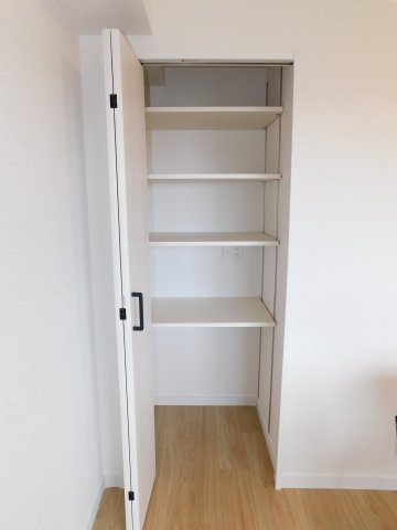 名古屋市瑞穂区山下通５丁目の中古マンションの収納|◇リビング収納◇　　リビングの荷物やお子様のおもちゃなどが片付く便利な可動棚の収納完備！