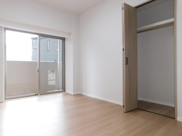 名古屋市瑞穂区彌富町字紅葉園の中古マンションの洋室|◇洋室◇　　明るい洋室５．６帖　全居室収納完備！　バルコニー利用可♪　（令和８年２月リノベーション済）