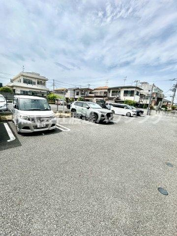 コーポラスツツミE棟の駐車場