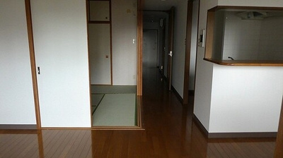【居間・リビング】 | ライオンズステーションプラザ相模大野 | バルコニー側から見た室内　※前回募集時2019年4月の写真