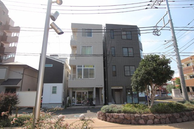 １Fと２Fは店舗になります。
