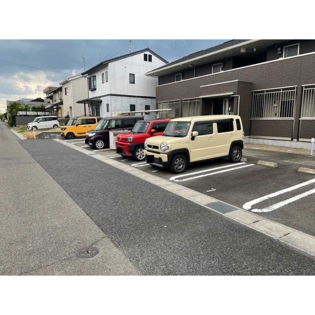岐阜市茜部寺屋敷３丁目のアパートの駐車場