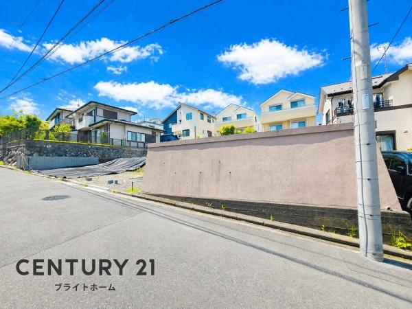 横浜市磯子区森６丁目の新築一戸建の前面道路含む現地写真|前面道路が広いので、安心して駐車可能です！
是非現地へお越しください。