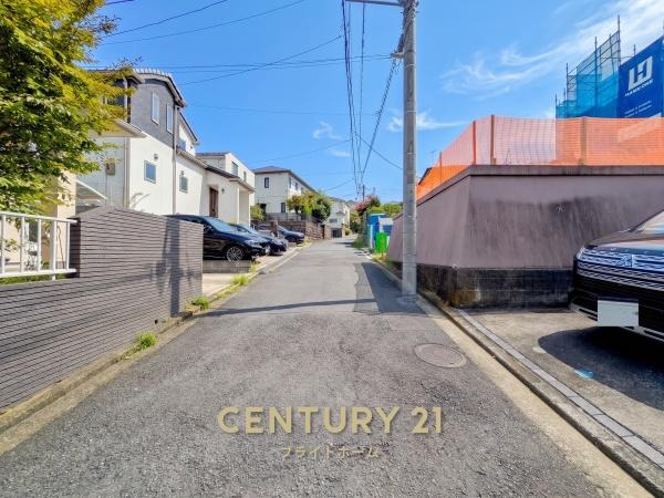 横浜市磯子区森６丁目の新築一戸建の前面道路含む現地写真|前面道路が広いので、安心して駐車可能です！
是非現地へお越しください。