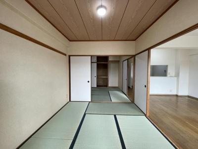 【和室】 | クローバーハイツ初芝ヴィプレ | DKと隣接した6畳の和室。
開けることで、開放感あふれる空間に！
