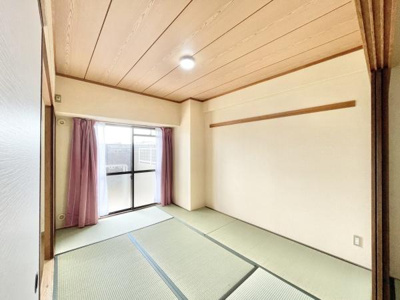 【和室】 | クローバーハイツ初芝ヴィプレ | 大きな窓からたっぷりの日差しが降り注ぐ明るい室内です。