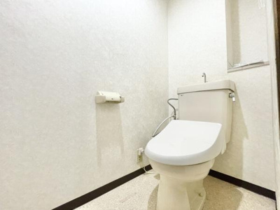 【トイレ】 | クローバーハイツ初芝ヴィプレ | 清潔感のあるトイレです！タオルフォルダーも付いておりそのまま手洗いもできます。