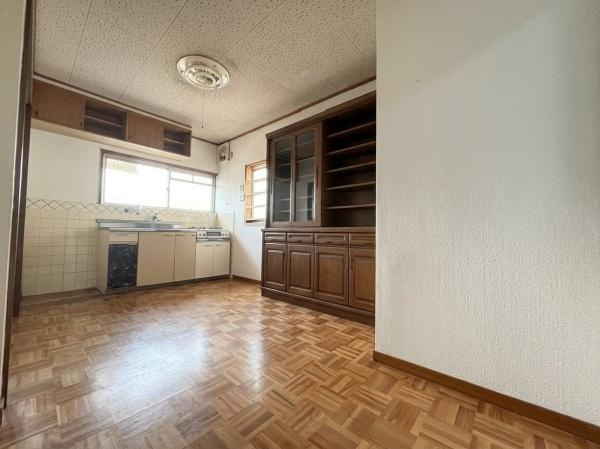 【居間・リビング】 | 門真市北巣本町　中古戸建 | こちらの画像は、AIを用いて家具等を消しております。
