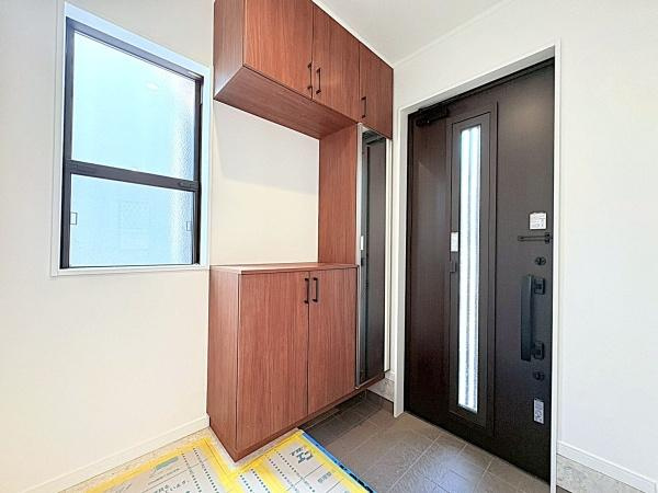 横浜市栄区長倉町の中古一戸建の玄関