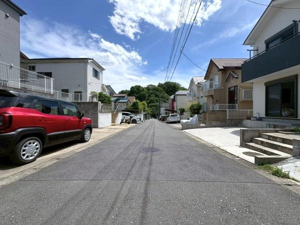横浜市栄区長倉町の中古一戸建の前面道路含む現地写真