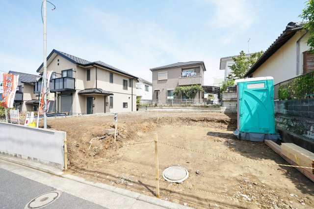 南道路×整形地55坪｜広い庭と21帖LDKの開放感｜WIC×2＋SIC＋小屋裏収納で片付く家｜今宿1丁目新築戸建て★仲介手数料無料★の外観|ゆとりある敷地にゆったりと配置された一邸。隣棟との距離も確保されており、圧迫感のない開放的な住まいが魅力です。