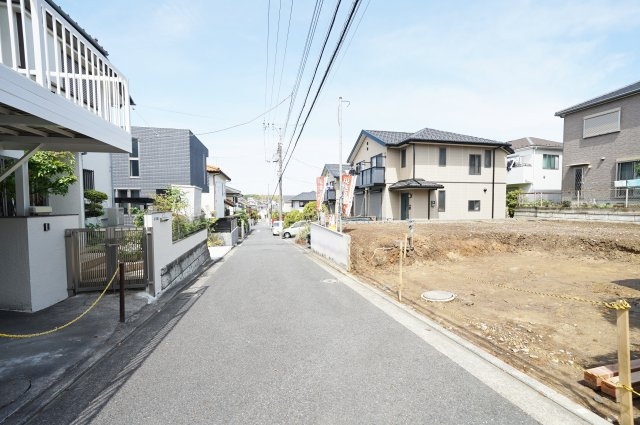 南道路×整形地55坪｜広い庭と21帖LDKの開放感｜WIC×2＋SIC＋小屋裏収納で片付く家｜今宿1丁目新築戸建て★仲介手数料無料★の前面道路含む現地写真|落ち着いた住宅街に位置し、交通量も少なく静かな環境。前面道路も見通しが良く、お車の出し入れも安心して行えます。