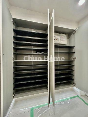 ライオンズステージ門前仲町冬木の玄関|【玄関】玄関には大型のシューズクローゼットを設置しておりますのでいつでもスッキリりとした空間を保てます。玄関周りを清潔に使うのはとても大事なことですよね。