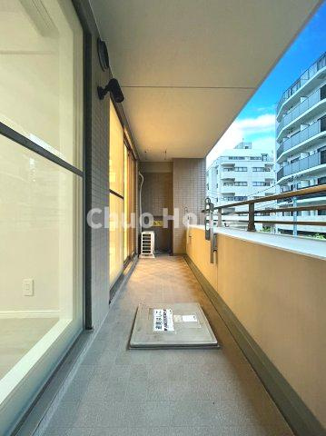 ライオンズステージ門前仲町冬木のバルコニー|【バルコニー】幅もあって、奥行きもあるゆとりのバルコニー。洗濯物を干したり乾かしたりだけでなく、ただ出てみるだけでも気持ちいいですよ。