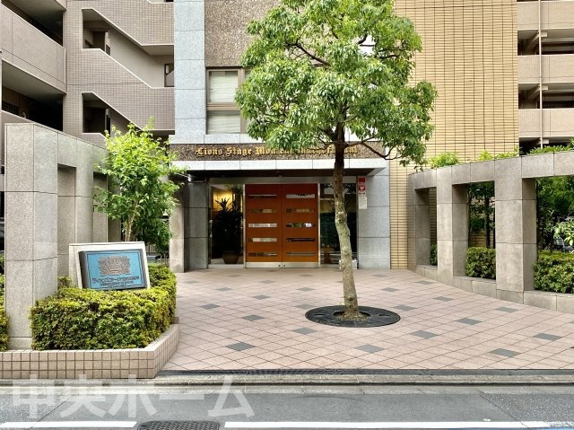 ライオンズステージ門前仲町冬木のエントランス|【エントランス】マンションのエントランスは、その物件の印象を決める、顔とも言える場所です。毎日通る場所ですからきれいなのが一番です。エントランス内はオートロックですので暮らしの安全も確保されています。