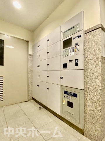 ライオンズステージ門前仲町冬木の設備|【宅配ボックス】在宅時・不在時に関わらず、居住者の代わりに非対面で宅配物を受け取ってくれる便利な設備です。わかりやすくご説明致しますので見学時にはお部屋だけではなく共用部分もぜひチェックしてください。