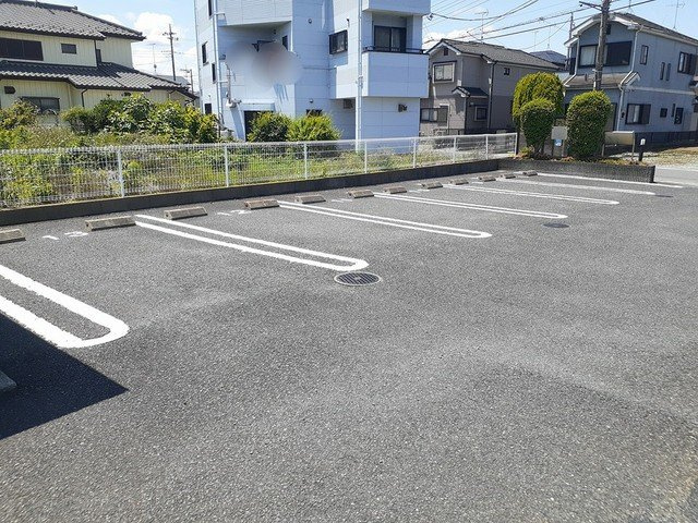 シャルムの駐車場