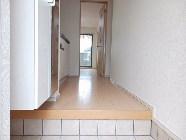 ラフレシールＢの玄関