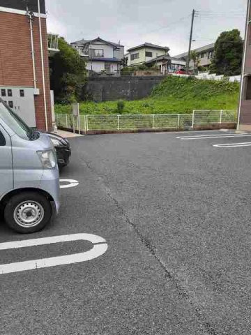 ハイグレイス３番館の駐車場