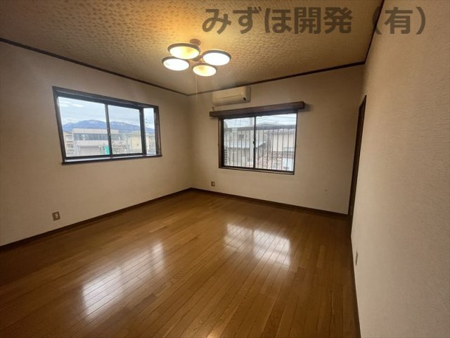 天童市中里１丁目7-27の洋室|2階の洋室8帖。東窓と南窓の２面採光です。