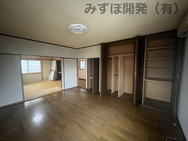 天童市中里１丁目7-27の洋室|２階の主寝室は10帖の広さがございます。