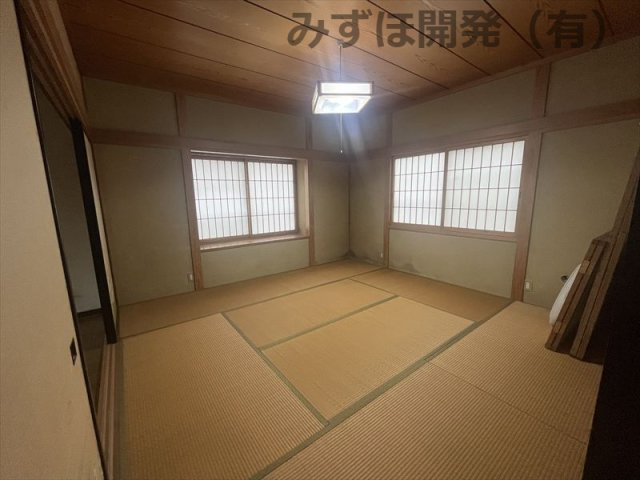 天童市中里１丁目7-27の和室|２階の和室８帖。こちらは西窓と北窓の２面採光です。