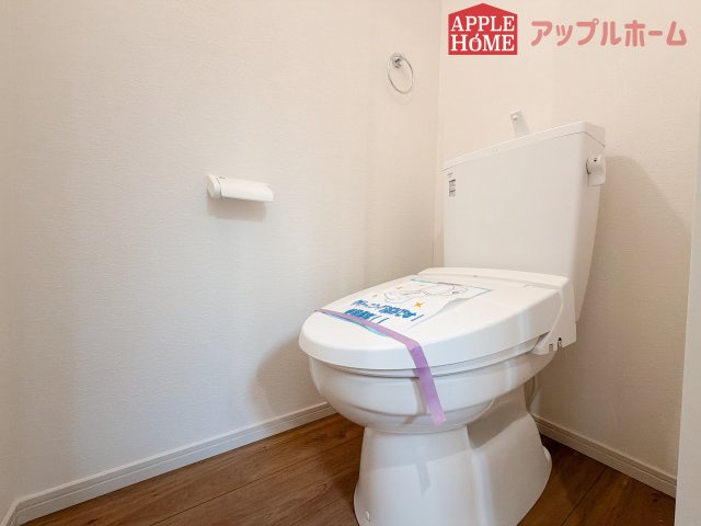 [新築住宅] 鶴ヶ島市脚折町 11期 全3棟のトイレ|白を基調とした清潔感のある明るい空間。温水洗浄便座付きで、毎日快適・清潔に使用できます。操作しやすい壁面リモコンを採用しています。