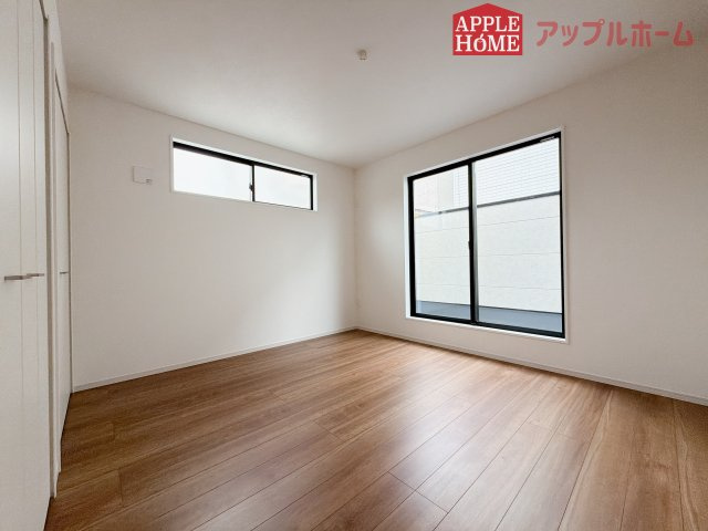 [新築住宅] 鶴ヶ島市脚折町 11期 全3棟の洋室|窓からの光の差し込みはお子様の生活を温かく包みます。明るく清潔感のある居室で勉強もはかどります！