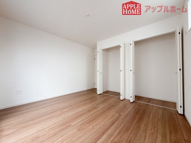 [新築住宅] 鶴ヶ島市脚折町 11期 全3棟の洋室|窓からの光の差し込みはお子様の生活を温かく包みます。明るく清潔感のある居室で勉強もはかどります！