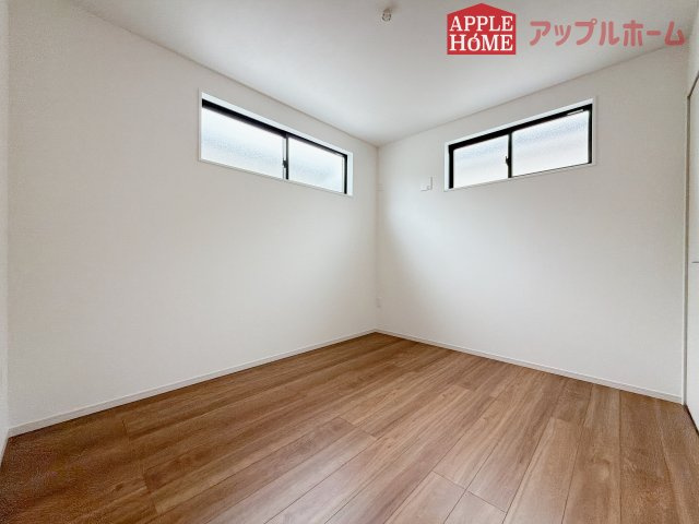 [新築住宅] 鶴ヶ島市脚折町 11期 全3棟の洋室|窓からの光の差し込みはお子様の生活を温かく包みます。明るく清潔感のある居室で勉強もはかどります！