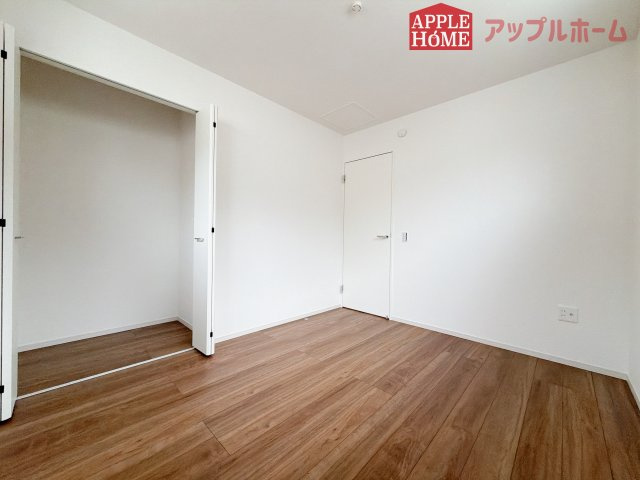 [新築住宅] 鶴ヶ島市脚折町 11期 全3棟の洋室|窓からの光の差し込みはお子様の生活を温かく包みます。明るく清潔感のある居室で勉強もはかどります！
