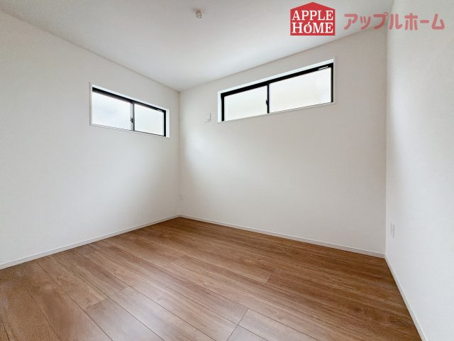 [新築住宅] 鶴ヶ島市脚折町 11期 全3棟の洋室|窓からの光の差し込みはお子様の生活を温かく包みます。明るく清潔感のある居室で勉強もはかどります！