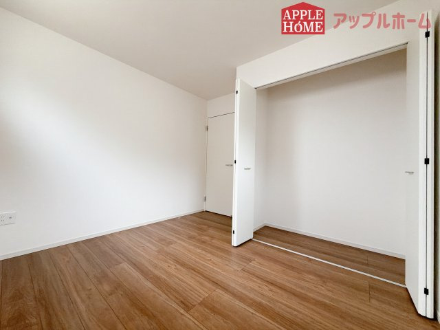 [新築住宅] 鶴ヶ島市脚折町 11期 全3棟の洋室|窓からの光の差し込みはお子様の生活を温かく包みます。明るく清潔感のある居室で勉強もはかどります！