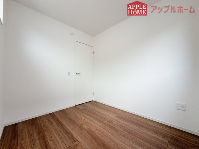 [新築住宅] 鶴ヶ島市脚折町 11期 全3棟の洋室|窓からの光の差し込みはお子様の生活を温かく包みます。明るく清潔感のある居室で勉強もはかどります！
