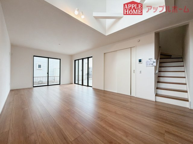 [新築住宅] 鶴ヶ島市脚折町 11期 全3棟の居間・リビング|広々リビング×対面キッチンで家族の会話も弾みます♪家族団らんの秘訣は間取りにあり☆夢のマイホームを一緒に叶えましょう！
