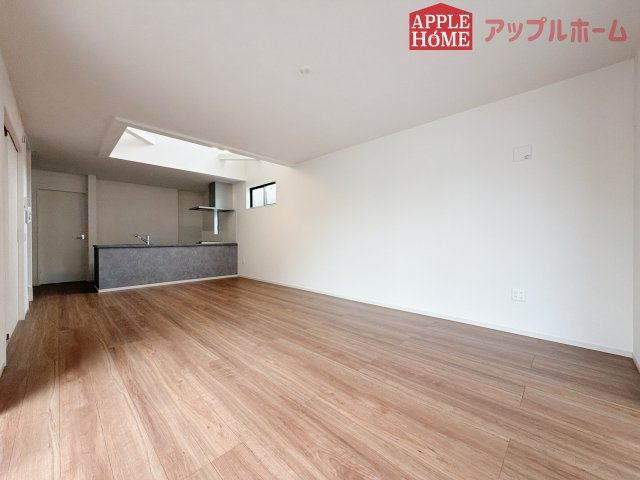 [新築住宅] 鶴ヶ島市脚折町 11期 全3棟の居間・リビング|窓から差し込む光で家族を温かく包み込みます。明るいリビングで子育てする喜びを☆いつでも見学可能です！
