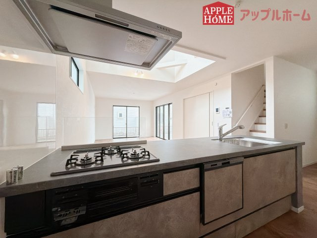 [新築住宅] 鶴ヶ島市脚折町 11期 全3棟のキッチン|見栄えもよくお手入れもスムーズに出来ます。豊富な収納力もございますので、キッチンスペースをスッキリとお使い頂けそうです。