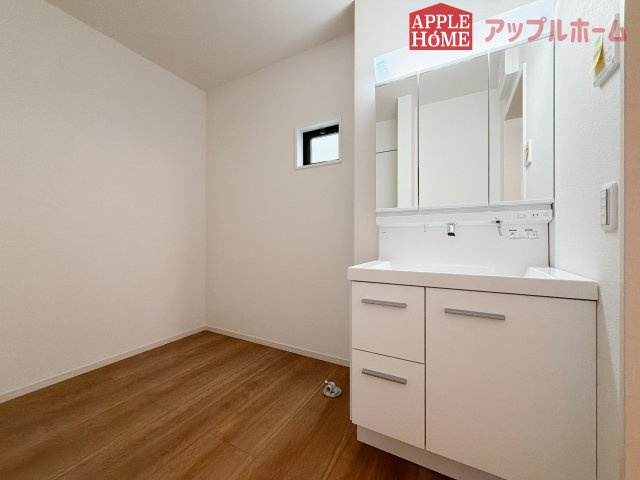 [新築住宅] 鶴ヶ島市脚折町 11期 全3棟の独立洗面台|ゆとりの洗面スペースで朝の身支度も快適スムーズに。３面鏡で髪のセットやお化粧もストレスなくこなせ、朝から気分良く通勤通学に向かえそうですね！鏡の裏にはたっぷりと収納スペースを標準装備
