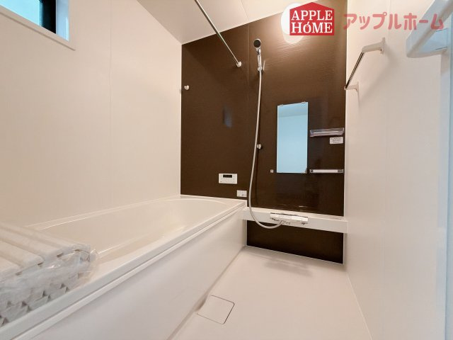 [新築住宅] 鶴ヶ島市脚折町 11期 全3棟の浴室|窓付きのバスルームは、採光もあり明るく気持ちの良い空間です。窓があることで、換気環境も良好。掃除もスムーズに出来ます