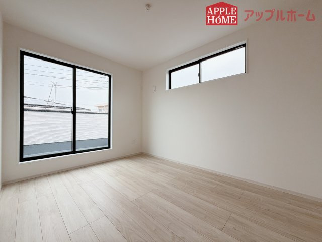 [新築住宅] 鶴ヶ島市脚折町 11期 全3棟の洋室|窓からの光の差し込みはお子様の生活を温かく包みます。明るく清潔感のある居室で勉強もはかどります！