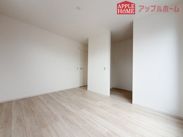 [新築住宅] 鶴ヶ島市脚折町 11期 全3棟の洋室|窓からの光の差し込みはお子様の生活を温かく包みます。明るく清潔感のある居室で勉強もはかどります！