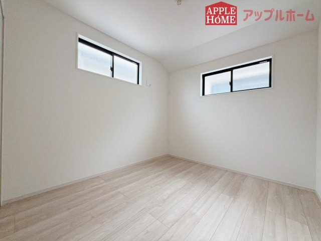 [新築住宅] 鶴ヶ島市脚折町 11期 全3棟の洋室|窓からの光の差し込みはお子様の生活を温かく包みます。明るく清潔感のある居室で勉強もはかどります！