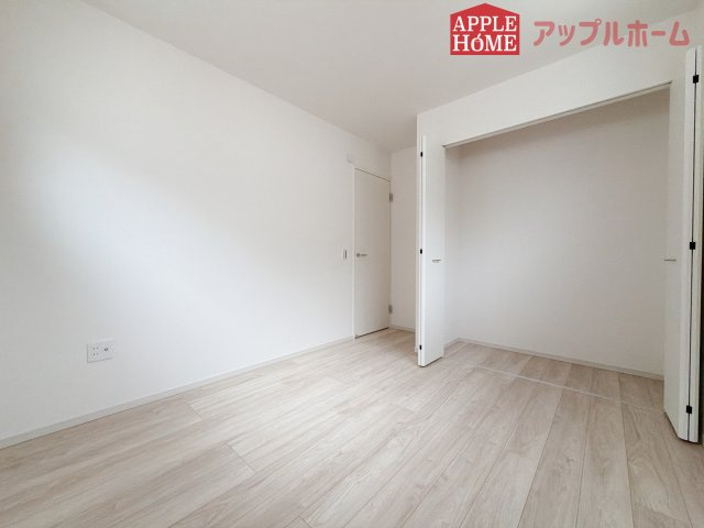 [新築住宅] 鶴ヶ島市脚折町 11期 全3棟の洋室|窓からの光の差し込みはお子様の生活を温かく包みます。明るく清潔感のある居室で勉強もはかどります！