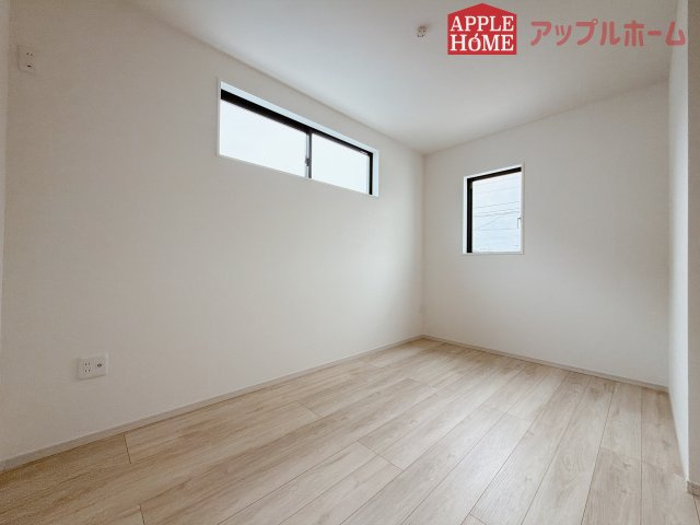 [新築住宅] 鶴ヶ島市脚折町 11期 全3棟の洋室|窓からの光の差し込みはお子様の生活を温かく包みます。明るく清潔感のある居室で勉強もはかどります！
